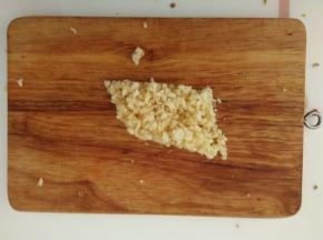 蒜去皮后剁成末。