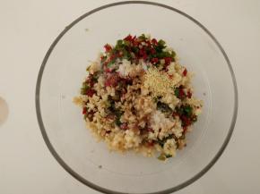 加入盐、鸡精、香醋。