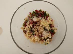 加入盐、鸡精、香醋。