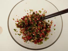 把调料翻拌均匀。