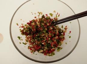 把调料翻拌均匀。