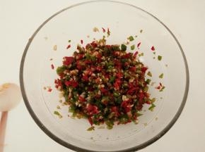 趁热把油浇在拌好的辣椒上面，拌匀即可。