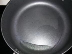 锅里倒入适量食用油烧热。