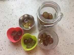 将葡萄放在容器中