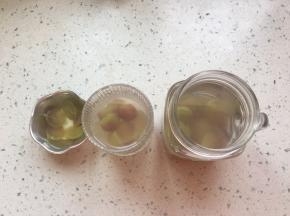 倒入白凉粉溶液