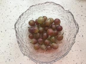 将葡萄剪好