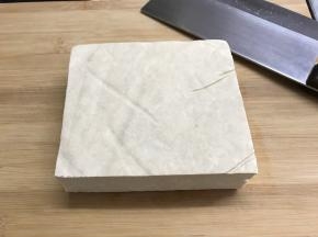 豆腐买回来后洗净，吸干水份。