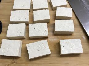 将豆腐均匀地切成小块。