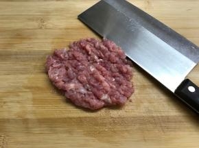 肉剁成末。