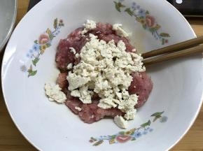 把挖出来的豆腐加一点到肉里。