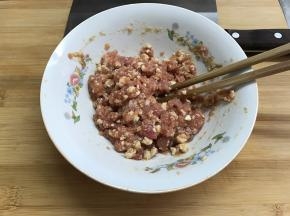 然后加料酒、盐、生抽搅拌均匀后打上劲。