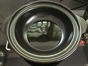 砂锅中倒入油。