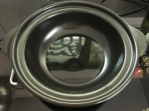 砂锅中倒入油。