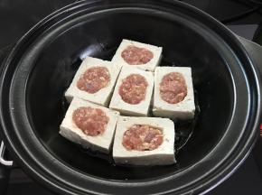 放入豆腐煎制。