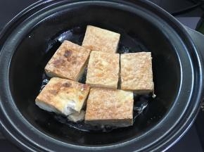一面煎至金黄后翻面再煎 至二面金黄。