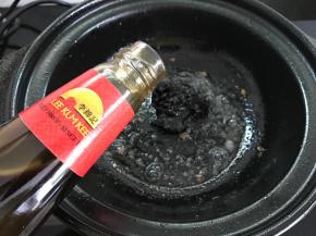 砂锅中留底油，放入2勺黄豆酱、蚝油和生抽炒匀。