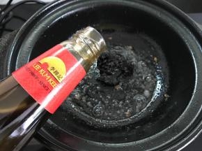 砂锅中留底油，放入2勺黄豆酱、蚝油和生抽炒匀。