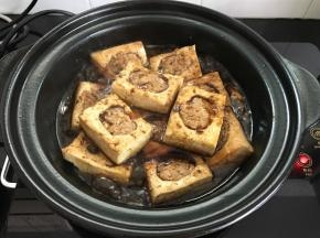 把煎好的豆腐码入砂锅中。