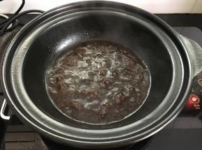 加入适量水煮开。