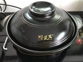 盖上锅盖煮10分钟至豆腐入味。