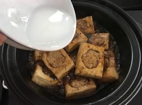 最后淋入水淀粉勾芡，使汤汁浓稠。