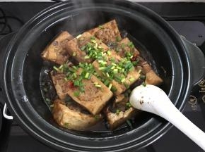 熄火前放入辣椒和香葱。