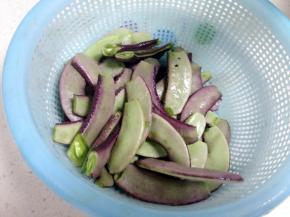 把扁豆两头去掉老筋，洗净