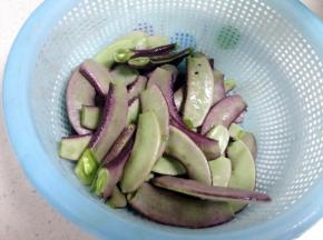 把扁豆两头去掉老筋，洗净