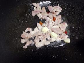 锅里倒入适量油，把切好的肉加入翻炒变色，再