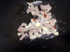 锅里倒入适量油，把切好的肉加入翻炒变色，再