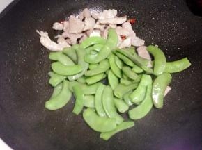 炒出香味，把洗干净的扁豆加入翻炒