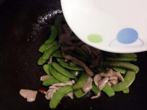 炒至扁豆变色加适量的清水焖一会