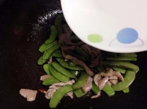 炒至扁豆变色加适量的清水焖一会