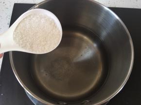 将水和白砂糖倒入锅中，中火加热