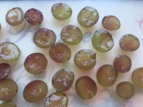 从中间切开，去掉籽