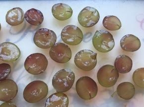 从中间切开，去掉籽