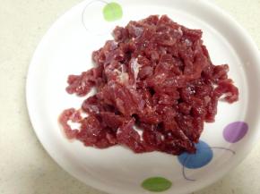 将牛肉洗干净，切丝，要逆着纹理切，先切成片，再切成丝哦。