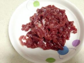 将牛肉洗干净，切丝，要逆着纹理切，先切成片，再切成丝哦。