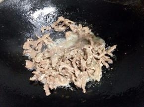 锅里倒食用油，把牛肉加入翻炒变色，装出备用，（炒出来的水直接倒掉哦）