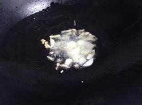 然后加入适量的油，把蒜，姜炒香