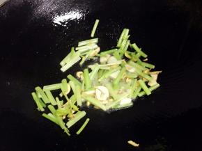 加入芹菜翻炒