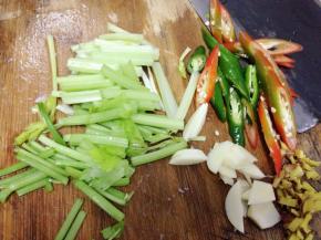 芹菜清冼干净，去掉去叶子小切段，蒜略拍，姜切丝，青红椒辣切斜切