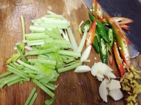 芹菜清冼干净，去掉去叶子小切段，蒜略拍，姜切丝，青红椒辣切斜切