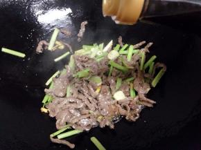 再把牛肉倒入翻炒加入生抽翻炒匀