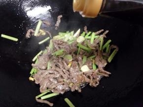 再把牛肉倒入翻炒加入生抽翻炒匀