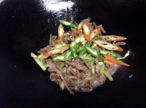 最后把青红椒倒入，加少许盐炒匀即可出锅