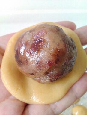 6、放上45克馅心，（因为五仁月饼过程没拍，但方法是一样的）。