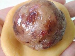 6、放上45克馅心，（因为五仁月饼过程没拍，但方法是一样的）。