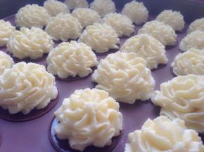 挤出花型。也可以在金盘上直接挤出花型，我用的硅胶垫可以让饼干大小大概一样。放入预热好的烤箱，126度24分钟