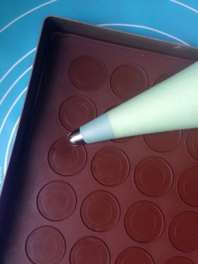 1装入裱花袋中。140度预热烤箱